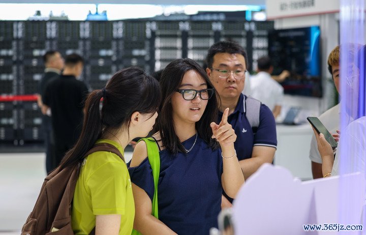 不雅众在2026世界智能产业展览会上试戴一款AI翻译眼镜。新华社记者孙凡越 摄
