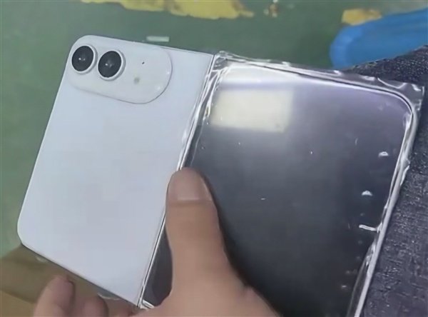 凤凰彩票app2026世界杯最新下载 苹果首款折叠屏手机！iPhone Fold/Ultra机模亮相：纯白配色